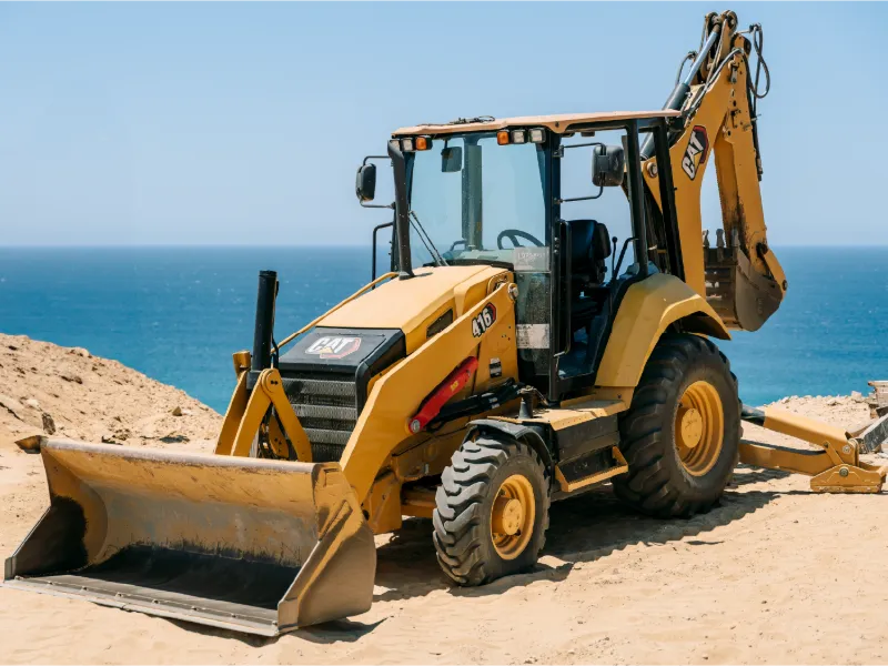 Retroexcavadora CAT 416 en una obra costera de Los Cabos