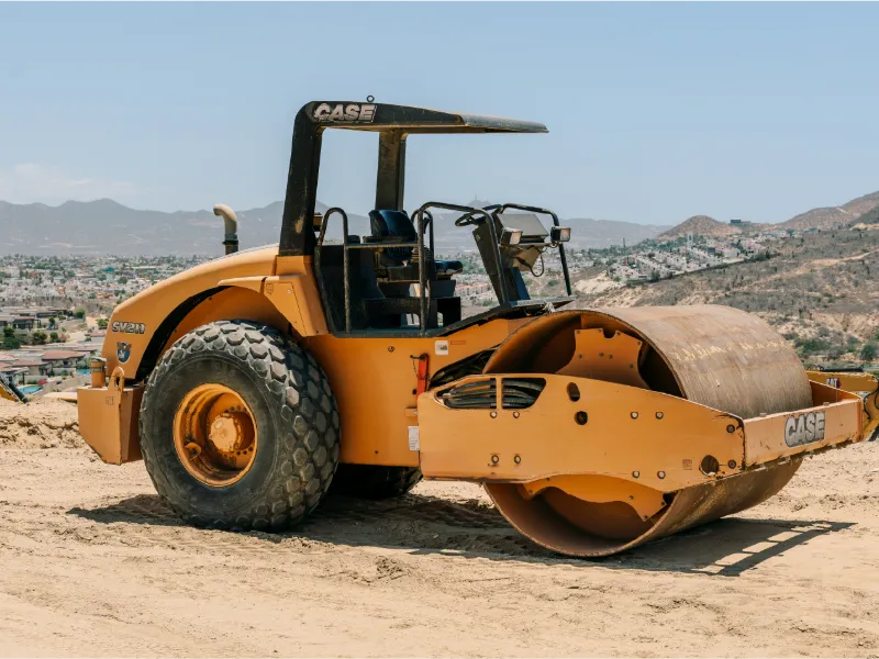 Compactador de suelos CASE SV210 en una obra en ladera de Los Cabos