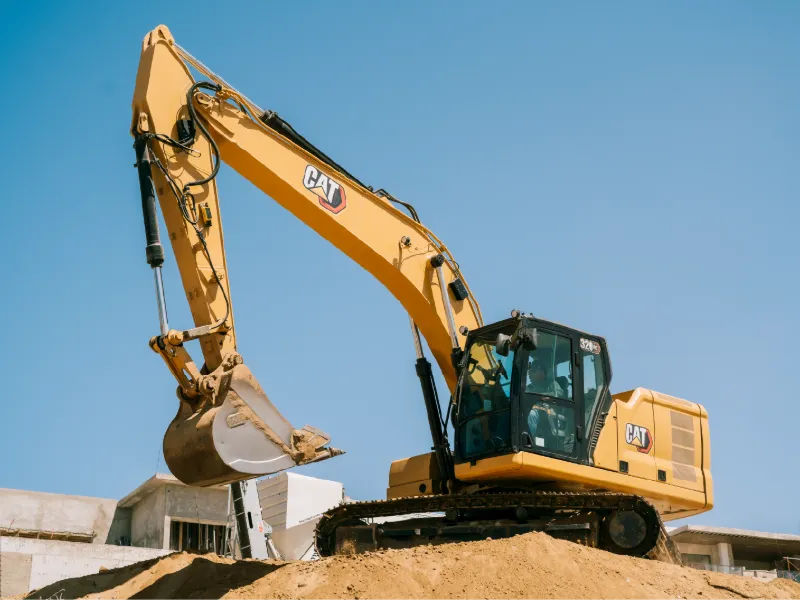 Excavadora hidráulica CAT 320GC excavando en una obra